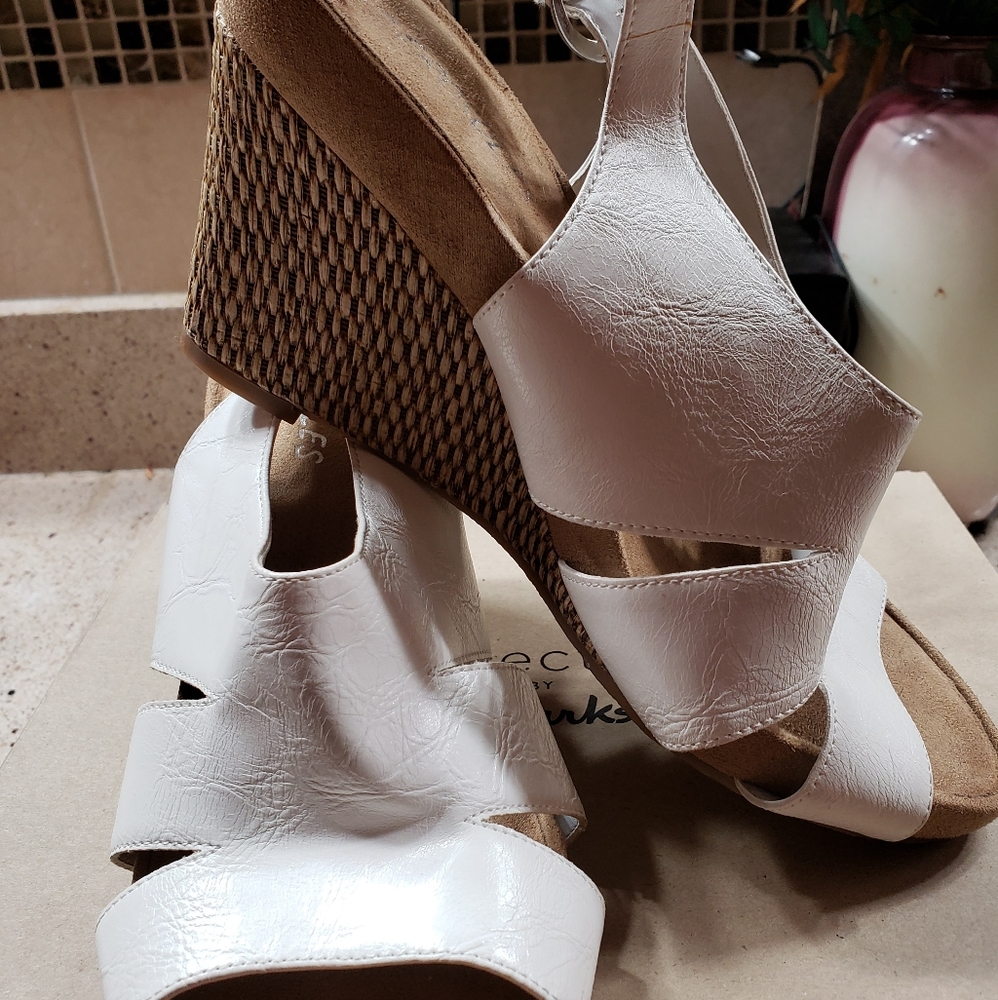 AEROSOLES PLUSH AMORE WHITE WEDGE HEEL SANDALS SZ8